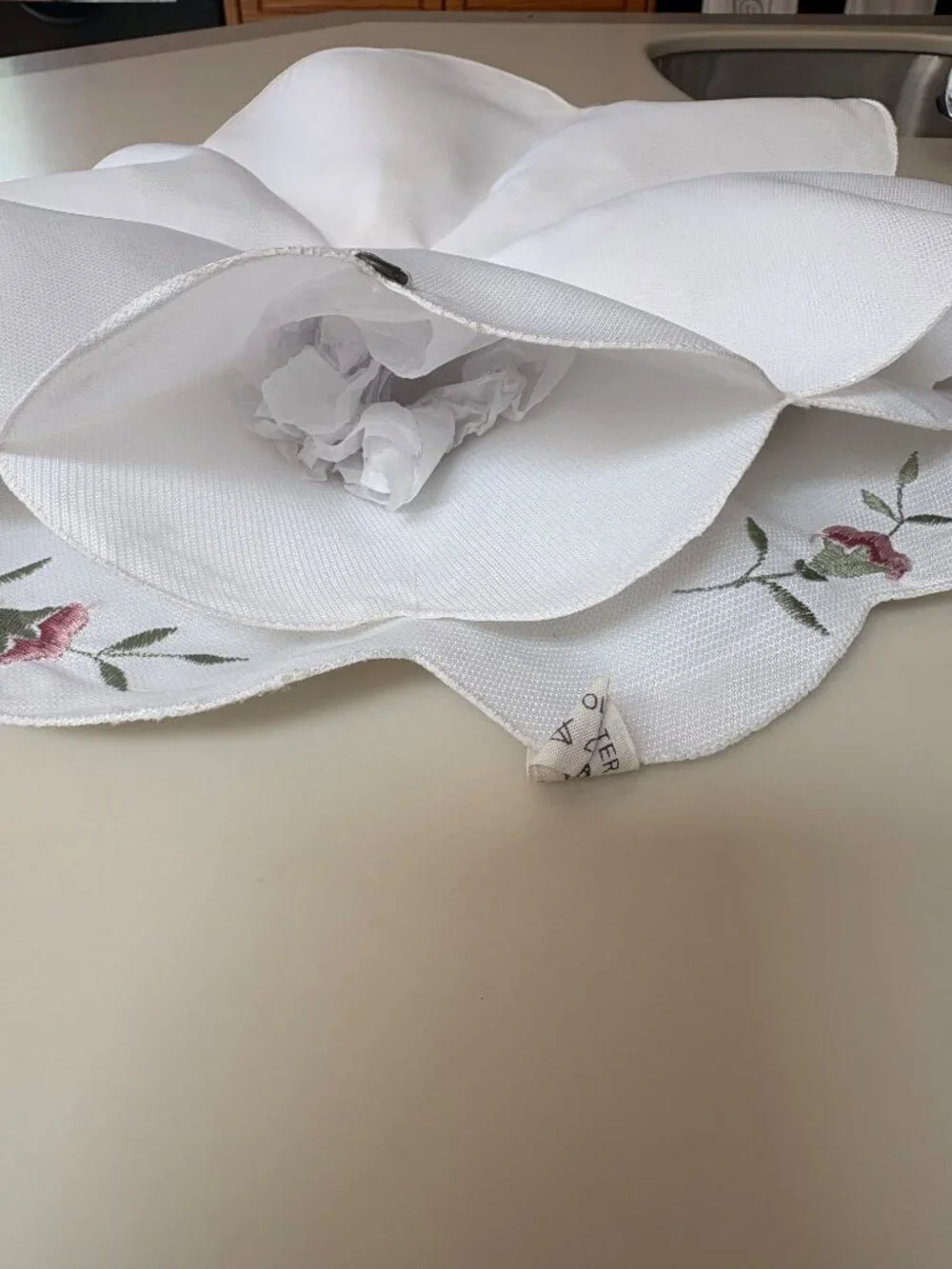 New Embroidered  Roll Holder Bread Basket Liner  Polyester Scalloped White Flora